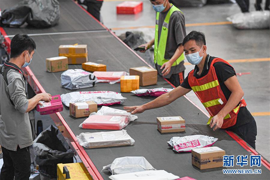 (經濟)(2)迎接“雙十一” 快遞分揀忙