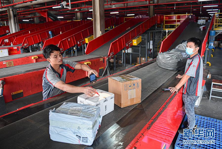 (經濟)(3)迎接“雙十一” 快遞分揀忙