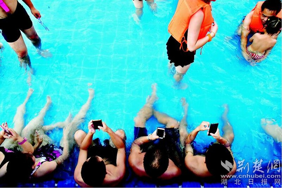 ���ڱ̲���ʎ����������һ������������ڵ��^����f���˕r�˿��Բ����x�_�Լ����֙C�������������������Ӿ�^���Hˮ���@���|����L���ϡ���һ߅����ˮ��һ߅ˢ�֙C���ˣ�����һ���؄e���L������Ȼ�������o�֙CҲ�����ˡ�Ӿ�¡�����͸���ķ�ˮ�֙C�ס��@�ӣ��������ǝ�ģ�������߅�в��ˣ�����������ˮ�£��֙CҲ�c�Լ���Ӱ���x���D�飺��D����Ӿ����һ�ǣ��S����ˮ��������������֙C