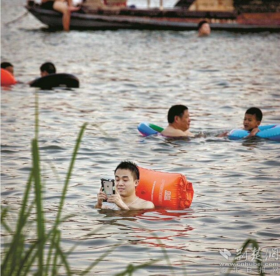 ��ˮ�У������ڿ��Ӱ�����˰l����Ȧ��������ҕ�l�����������ġ��������Ĺ�ͬ���cֻ��һ�������^���o�����֙C��Ļ����������׃�Q�˄ݡ������@�ݡ������������˱�ʾ�o�����⣬���˱�ʾ��ͦ��Ȥ�������o�֙C���ϡ���ˮ�������ĵ��^�傃���t���J����V�㣬������Ҫʹ���֙C�����D�飺�h����ˮ����ӿ�����f���ˡ�ˢ����