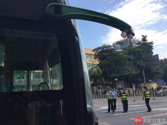 ���ڹ���܇(ch��)���1��Ů�˿����� �����Д���v��