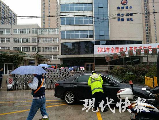 �Ły����ԓ������܇�v�Mͣ�ڌWУ�T������܇�����c��ȥ�����ڸ����o�����Ͼ���������꠶�������w���x������ǰ��ֹ���l֪����������耳���������һ����׌��������ͣ��܇�v���Լ�����ԇ�ف�ȡ܇��ԓ����܇�v�`ͣ�����������M����У�T�ڽ�ͨ�������^��Ӱ���