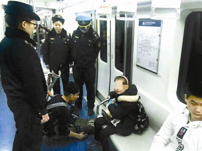 ����������l(f��)�F(xi��n)���ڱ������F��(n��i)��ͯ��ؤ��(sh��)���������ӣ��еă�ͯ����ӑ�r(sh��)�B(t��i)�Ȑ��ӣ���(y��n)��Ӱ��˳�܇(ch��)�h(hu��n)�������챱�������(b��o)ӛ�ߏı�����ͨ��(zh��)�����(du��)܉�����(du��)�˽⵽��܉����ͨ��(zh��)�����(du��)�������g�ڵ��Fվ��(n��i)��@��ͯ��ӑ��20���˴Ρ���(j��ng)�{(di��o)��l(f��)�F(xi��n)���@Щ��ͯ�򡱶���(l��i)�Ը��Cếh���ɳ���Ҍ��нM���Ե؎���(l��i)������ӑ���Ђ�(g��)�e��ͯ�򡱼��������������^(gu��)�f(w��n)Ԫ��